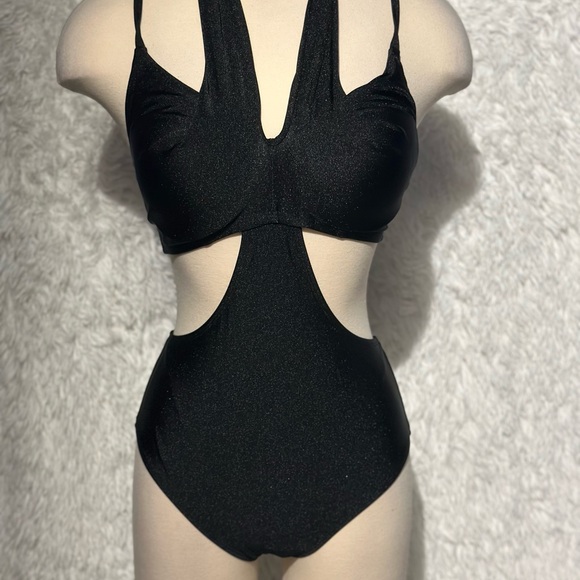 Black Cutout One-Piece Swimsuit by Cupshe size Small New - Picture 1 of 5